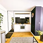 Cofy - Quiet Location, Air-conditioning, Free Parking, 24-7 Check-in-out With Prepaid Nighttime Check-in, Early Check-in, Late Check-out! Apartament