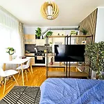 Cofy - Quiet Location, Air-conditioning, Free Parking, 24-7 Check-in-out With Prepaid Nighttime Check-in, Early Check-in, Late Check-out! Daire *