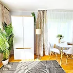Cofy - Quiet Location, Air-conditioning, Free Parking, 24-7 Check-in-out With Prepaid Nighttime Check-in, Early Check-in, Late Check-out!