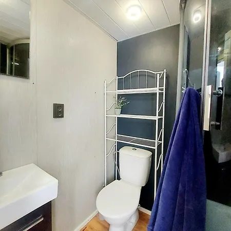 Apartment Cofy - Centrally Located, Quiet District, Air-conditioning, Free Parking, 24-7 Express Check-in-out, Close To Sea And Everything Need For Living! Tallinn