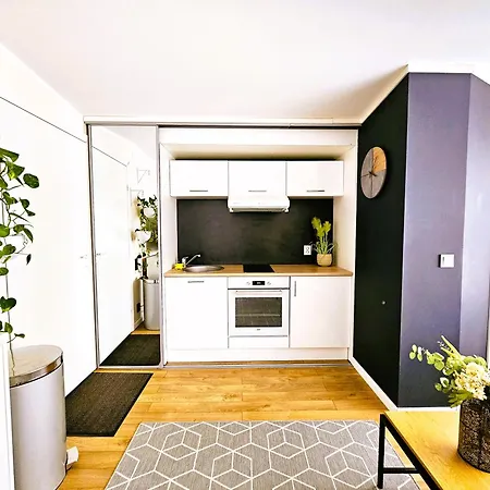 Cofy - Centrally Located, Quiet District, Air-conditioning, Free Parking, 24-7 Express Check-in-out, Close To Sea And Everything Need For Living! Apartment