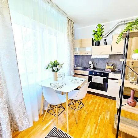 Cofy - Centrally Located, Quiet District, Air-conditioning, Free Parking, 24-7 Express Check-in-out, Close To Sea And Everything Need For Living! Tallinn