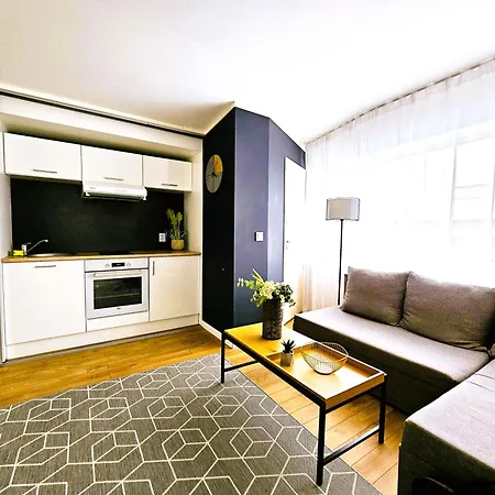 Cofy - Centrally Located, Quiet District, Air-conditioning, Free Parking, 24-7 Express Check-in-out, Close To Sea And Everything Need For Living!
