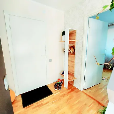 Cofy - Centrally Located, Quiet District, Air-conditioning, Free Parking, 24-7 Express Check-in-out, Close To Sea And Everything Need For Living! Apartment