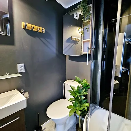 Cofy - Centrally Located, Quiet District, Air-conditioning, Free Parking, 24-7 Express Check-in-out, Close To Sea And Everything Need For Living! Tallinn