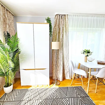 Cofy - Centrally Located, Quiet District, Air-conditioning, Free Parking, 24-7 Express Check-in-out, Close To Sea And Everything Need For Living!