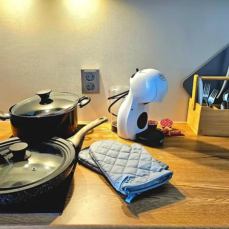 Cofy - Quiet Location, Air-conditioning, Free Parking, 24-7 Check-in-out With Prepaid Nighttime Check-in, Early Check-in, Late Check-out! Apartament