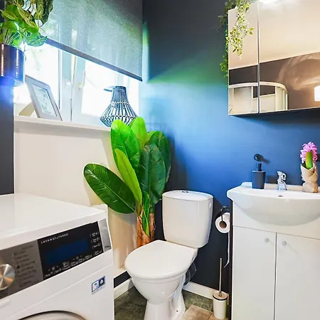 Cofy - Centrally Located, Quiet District, Air-conditioning, Free Parking, 24-7 Express Check-in-out, Close To Sea And Everything Need For Living! *