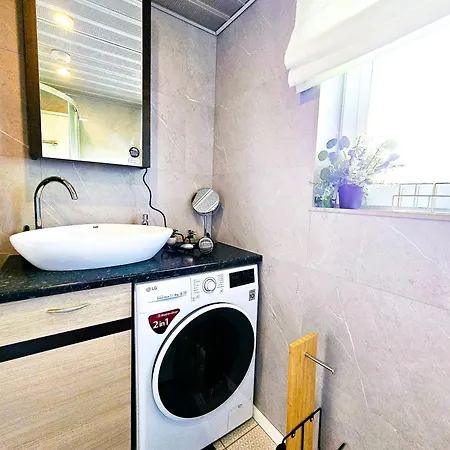 Cofy - Centrally Located, Quiet District, Air-conditioning, Free Parking, 24-7 Express Check-in-out, Close To Sea And Everything Need For Living! *