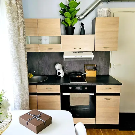 Cofy - Centrally Located, Quiet District, Air-conditioning, Free Parking, 24-7 Express Check-in-out, Close To Sea And Everything Need For Living! Apartmán